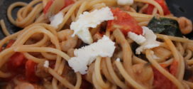 Pasta con melanzane, gamberetti e caciotta di pecora