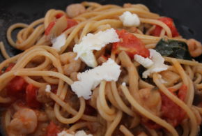 Pasta con melanzane, gamberetti e caciotta di pecora